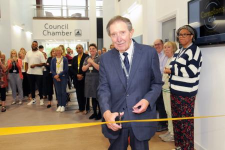 Cllr Roger Lees cutting the ribon